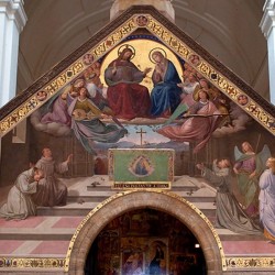 Donna in preghiera in chiesa distrutta dai terroristi in medio oriente